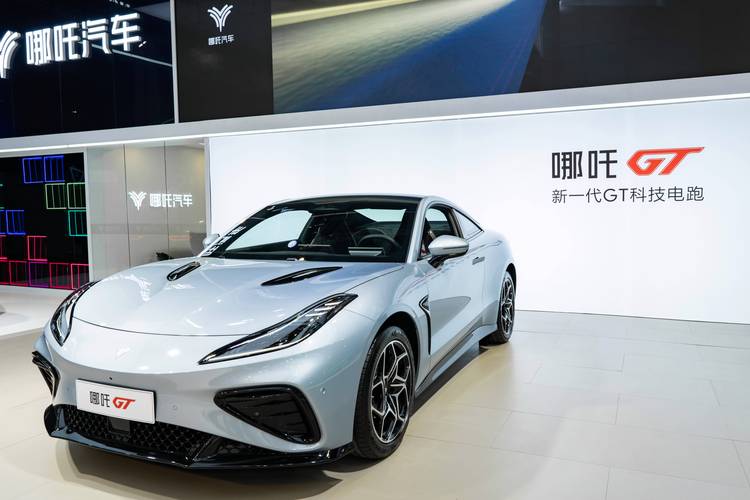 成都21哪吒汽车在智能汽车领域的表现，领途汽车在新能源汽车市场中的影响力